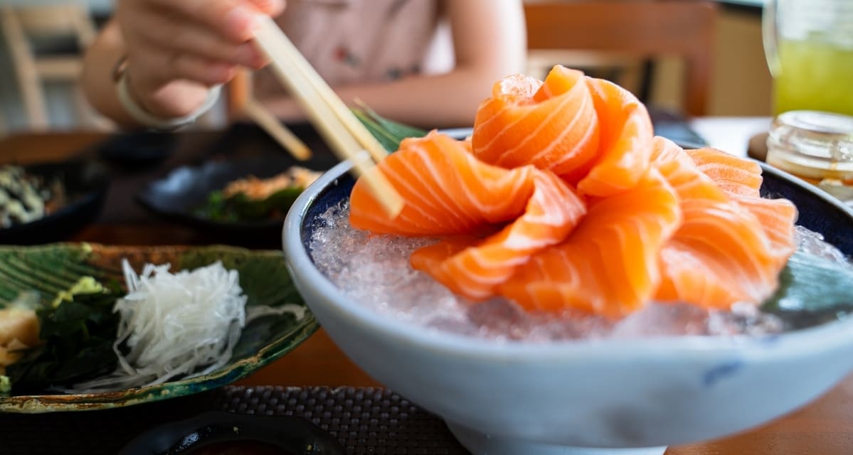 salmon-sashimi-on-ice-in-the-ceramic-blow