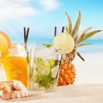 5 cocktail tropicali per goderti la spiaggia