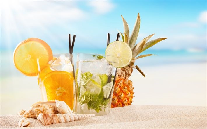 5 cócteles tropicales para disfrutar en la playa