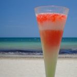 5 cocktail tropicali per goderti la spiaggia
