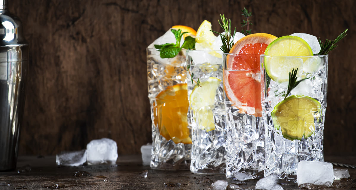 Tipos de hielo en coctelería: Guía completa