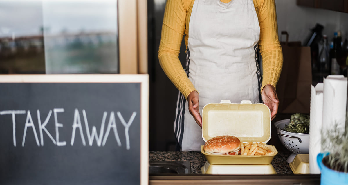 Hielo para delivery y take away: cómo mantener bebidas frías sin perder calidad
